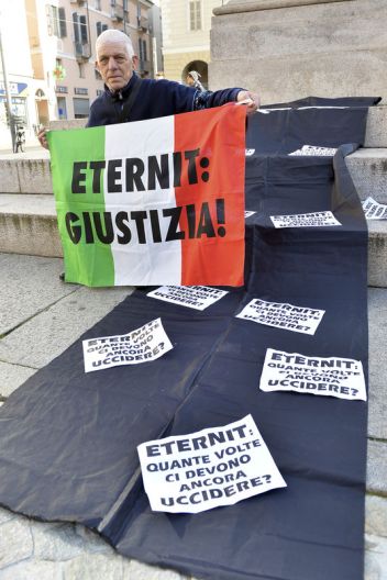 4527260_6_0fe8_un-ouvrier-demande-justice-a-casale_99ddcf494fbb95bf438f9be56240cd14